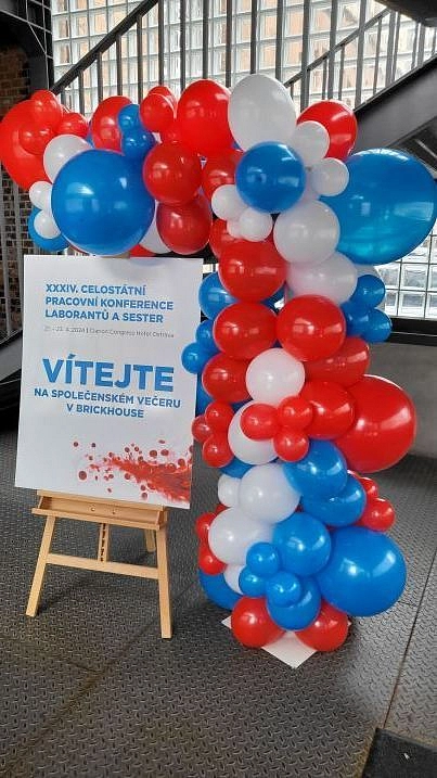 Balonkový sloup + dřevěný stojan - malířské plátno + akrylová deska