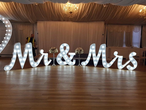 DEKORACE - SVÍTÍCÍ NÁPIS - MR&MRS - 90 cm