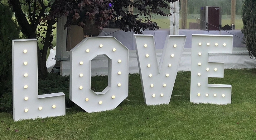 DEKORACE - SVÍTÍCÍ NÁPIS - LOVE - 120 cm