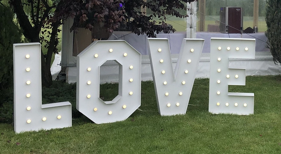 DEKORACE - SVÍTÍCÍ NÁPIS - LOVE - 120 cm