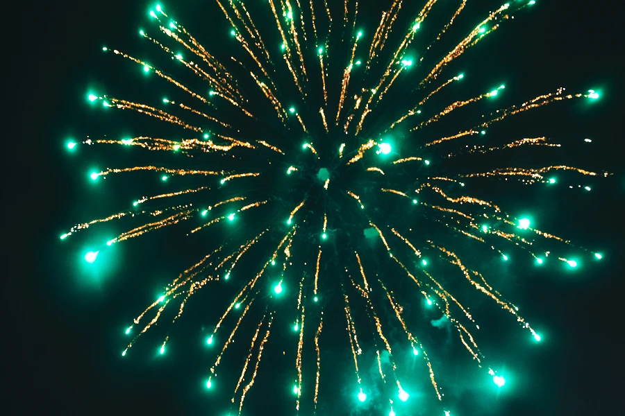 Barevný dým nebo ohňostroj?